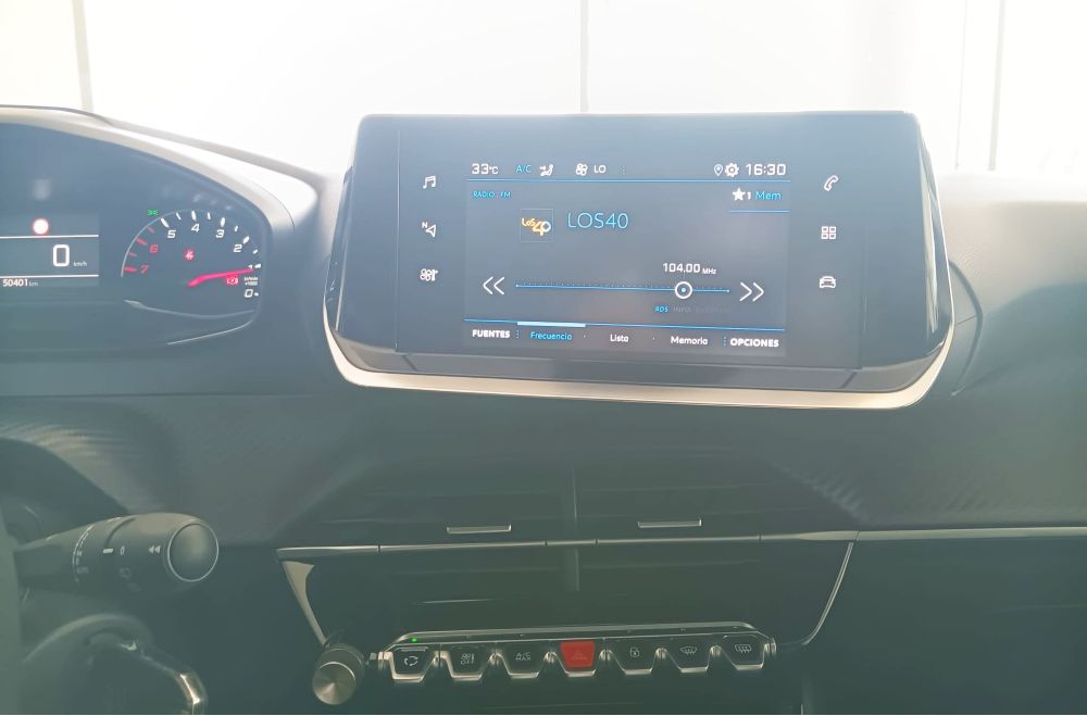 PEUGEOT 208