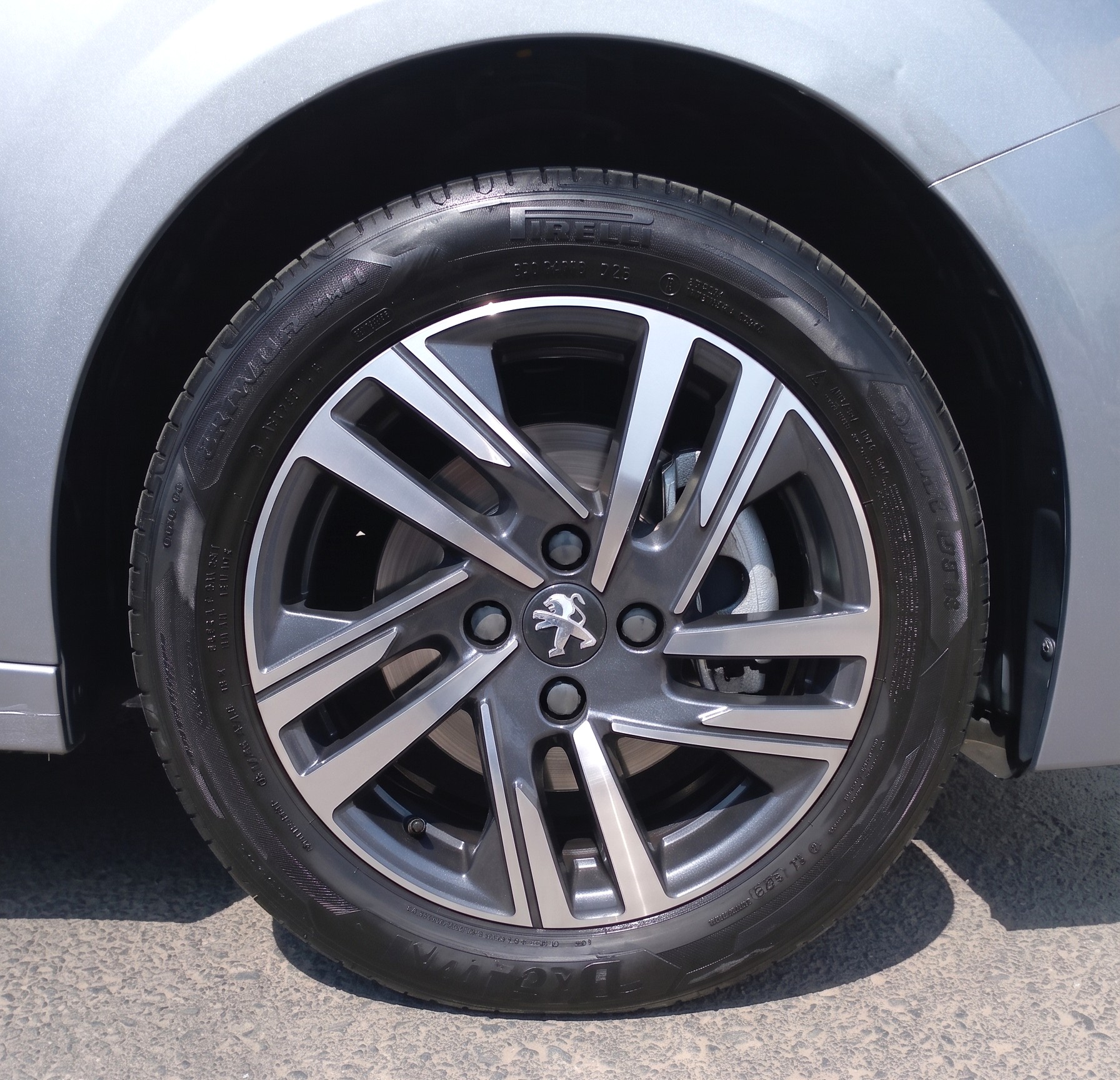PEUGEOT 208