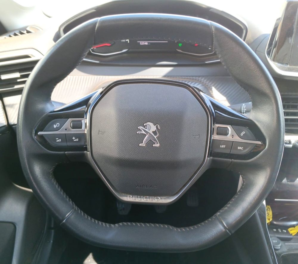 PEUGEOT 208
