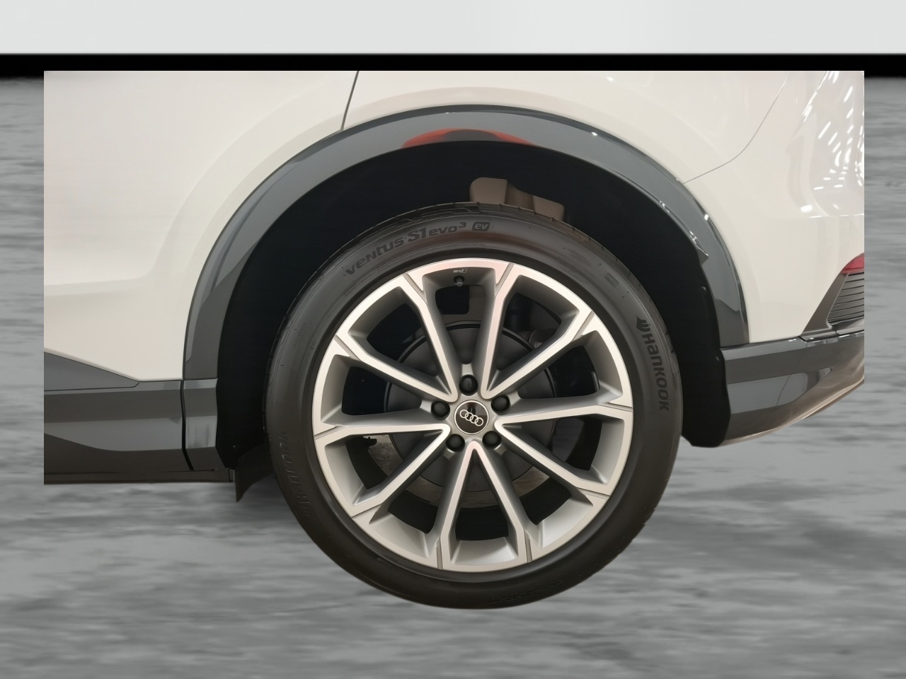 AUDI Q4