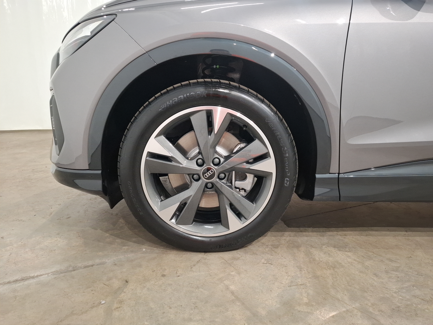 AUDI Q4