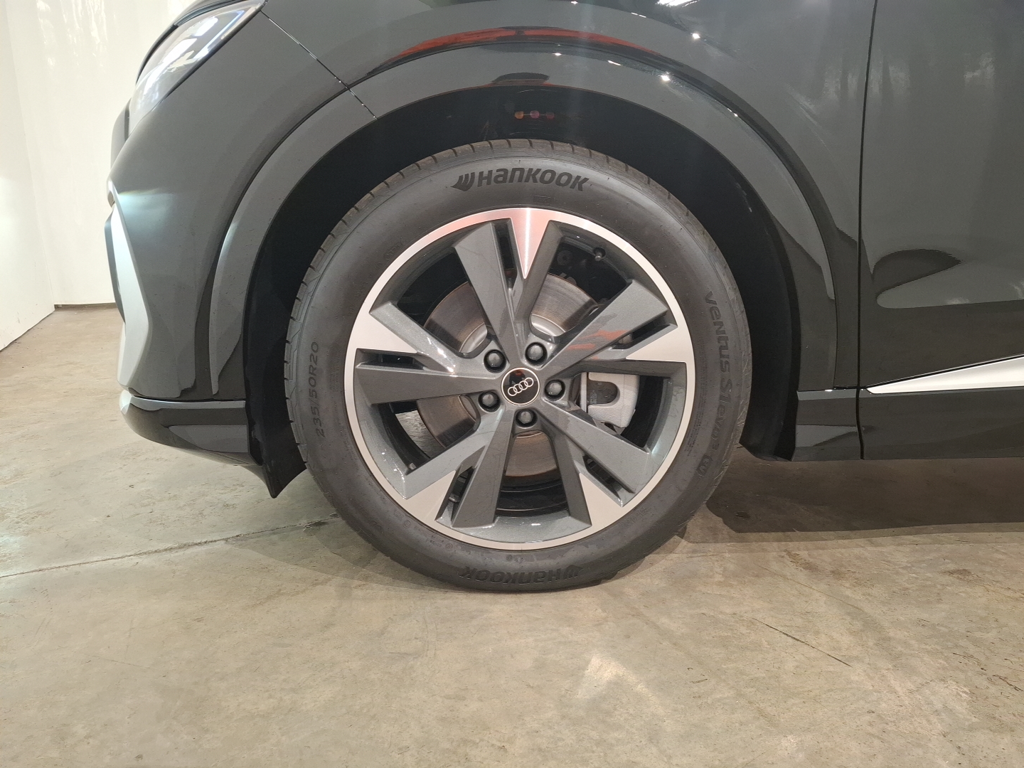 AUDI Q4