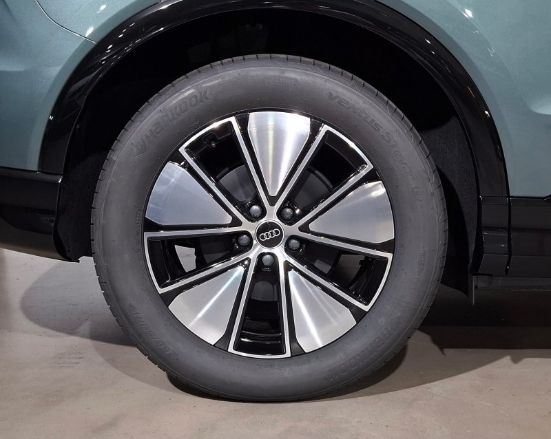 AUDI Q4