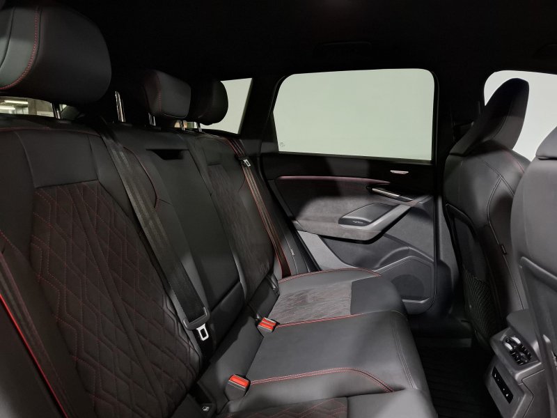 AUDI Q6