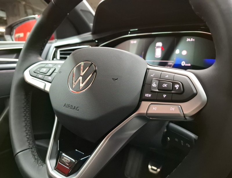 VOLKSWAGEN Polo