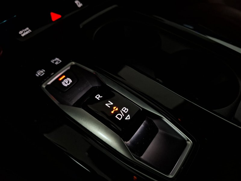 AUDI Q6