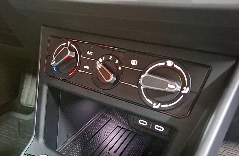 VOLKSWAGEN Polo